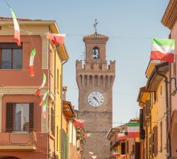 La torre dell'Orologio del Cassero in centro a Castel San Pietro Terme