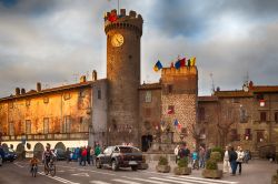 La Torre dell'Orologio in piazza XX Settembre nel centro di Bagnaia (Viterbo).