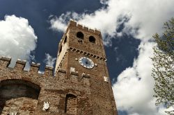 La Torre dell'Orologio la porta orintale del Castello di Noale, Veneto.
