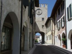 La Torre dell'Orologio nel centro storico di Porcia, in Friuli Venezia Giulia - © Renzo Toffolo, Pubblico dominio, Wikipedia