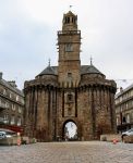 La torre dell'orologio nel centro storico di Vire in Normandia, Francia - © AnnDcs / Shutterstock.com