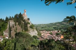 La torre dell'Orologio sulla rupe di gesso e il borgo di Brisighella - © Directornico / Shutterstock.com