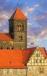 La torre della chiesa e i piani alti del castello di Quedlinburg, Germania.
