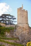 La torre della città medievale di Tournon sur Rhone nei pressi di Tain-l'Hermitage, Francia. Questa graziosa località è dominata dalla sagoma del'imponente castello ...