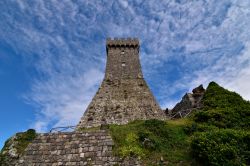 La torre della fortezza di Radicofani vista dal basso, Toscana: la fortezza conserva ancora buona parte delle strutture - © Cesareo75 / Shutterstock.com
