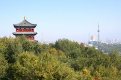 La torre della pagoda al parco della Collina Rossa nella città di Urumqi, Repubblica Popolare Cinese. Simbolo di Urumqi, questo parco situato nel centro cittadino a 1391 metri di altitudine ...