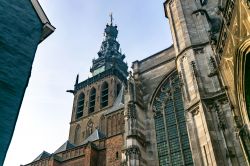 La torre della Stevenskerk di Nijmegen, Olanda, vista dal basso.
