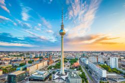 La torre della televisione a Berlino e in basso la celebre Alexanderplatz, nel cuore cittadino