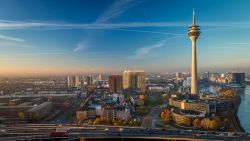 La torre delle comunicazioni nella città vecchia di Dusseldorf, Germania. Alta 234 metri, venne costruita nel 1982. A metà altezza ospita un ristorante girevole panoramico mentre ...