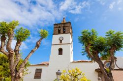 La torre dell'orologio a  Icod de los Vinos, Tenerife (Spagna), in una giornata di sole - © lucamarimedia / Shutterstock.com