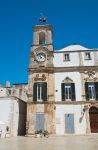 La torre dell'orologio a Martina Franca, Puglia. La slanciata torre civica della città si presenta a pianta quadrata e si eleva a quattro livelli, ognuno con caratteristiche architettoniche ...
