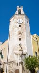 La torre dell'orologio a Monopoli, Puglia. Su piazza Garibaldi, nota anche come piazza dei Mercanti per via della presenza delle botteghe, si affaccia la torre civica con il campanile i ...