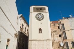 La torre dell'orologio a Rutigliano, Puglia. Si trova alla fine di via Roma; ricostruito negli anni Sessanta del 1900, è caratterizzatp da un bel quadrante con maioliche.
