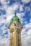 La torre dell'orologio alla stazione di Limoges, Francia, con la cupola verde.
