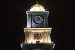 La torre dell'orologio by night a Johor Bharu, capitale dello stato malesiano di Johor.
