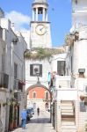 La torre dell'orologio con l'arco a Casamassima, provincia di Bari, Puglia. Si trova in una delle porte d'ingresso al centro storico della cittadina, quella che si affaccia su piazza ...