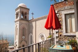 La torre dell'orologio della chiesa madre di Castelmola, Sicilia. Fotografato da un balcone della piazza principale, il duomo della città è intitolato a San Nicola di Bari. ...