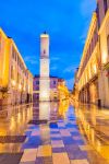La torre dell'orologio di Nimes nell'omonima piazza illuminata di sera, Francia.

