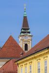 La Torre dell'Orologio dietro i tetti piastrellati dell'antica città di Szekesfehervar, Ungheria.
