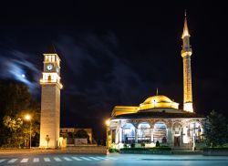 La torre dell'orologio e la grande moschea di Tirana fotografate by night, Albania.

