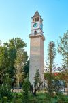 La torre dell'orologio in piazza Skanderbeg a Tirana, Albania.
