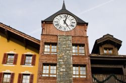La torre dell'orologio nel centro di Les Arcs, Francia.
