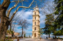 La torre dell'orologio The Tophane a Bursa, Turchia. Si erge nella vecchia cittadella di Bursa; costruita in origine durante il regno del sultano Abdulaziz, fu poi distrutta e ricostruita ...