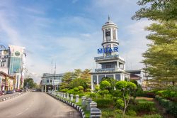 La torre dell'orologio, una delle principali attrazioni cittadine di Muar, Malesia. L'antica architettura inglese è ciò che caratterizza questo bel monumento - © YWloh ...