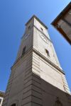 La torre dell'orologio vista dal basso in Slock Square a Nimes, Francia. La sua costruzione risale al XVIII° secolo.

