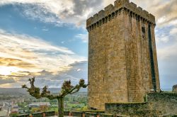 La torre di avvistamento al castello di Monforte de Lemos, Lugo, Galizia, al tramonto (Spagna).

