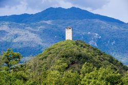 La Torre di Buccione domina il paesaggio del Lago d'Orta in Piemonte
