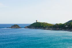 La torre di Fautea, Corsica avamposto genovese del 16° secolo. A sud della punta si trova la spaigga di Fautea, una delle più belle della costa di Conca