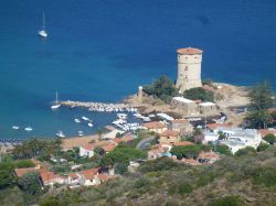 La torre del XVIII° secolo a Giglio Campese realizzata per l'avvistamento di navi provenienti dal versante ovest, vista da Giglio Castello