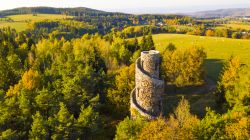 La torre di Krasno dentro la foresta di Slavkovsky les in Boemia