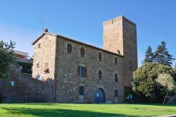 La torre di Lavello a Tuscania, Lazio. Siamo nel cuore del bellissimo centro storico della città dove sorge anche un parco verde.
