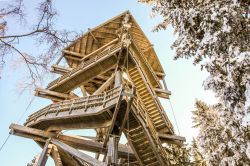 La torre di osservazione in legno con piattaforma allo ski resort di Semmering, Austria.

