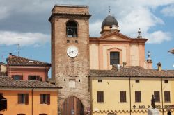La torre di piazza Silvagni e la chiesa di San Pietro Apostolo a San Giovanni in Marignano - ©  CC BY-SA 3.0, Wikipedia