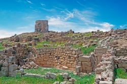 La torre di San Giovanni di Sinis vista dal sito archeologico di Tharros, Sardegna. Costruita fra la fine del XVI secolo e gli inizi del XVII secolo, questa torre s'innalza sulla sommità ...