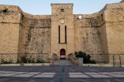 La torre di San Tommaso a Marsascala, costa di Malta: questo bastione faceva parte delle Wignacourt Towers, il sistema di fortificazioni realizzato per difendere le coste maltesi dagli attacchi ...