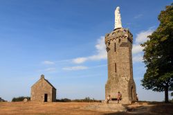 La torre e la Chapelle Saint-Michel sul Mont Dol in Bretagna.