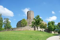 La torre e parte delle mura di fortificazione del castello di Steinsberg nei pressi di Sinsheim, Germania.
