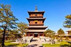 La torre in legno del tempio Huayan di Datong, Cina. Questo edificio religioso fu costruito durante la dinastia Liao attorno al 1038. Occupa una superficie di 16.600 metri quadrati.

