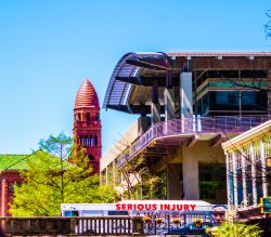 La torre in pietra rossa del Bexar County Courthouse di San Antonio, completata nel 1896 (Texas) - © dshumny / Shutterstock.com