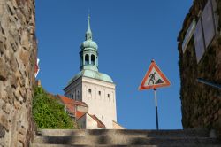 La torre Lauenturm nel centro cittadino di Bautzen, Germania. In primo piano, la segnaletica stradale relativa a lavori di costruzione - © Jakob Weyde / Shutterstock.com