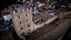 La torre medievale nel centro del borgo di Pietramontecorvino in Puglia, provincia di Foggia