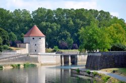 La torre medievale Pelote sul fiume Doubs a Besancons, Francia. La sua costruzione, per ordine di carlo V°, risale al 1546.

