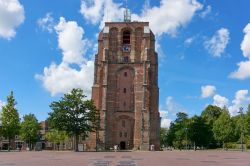 La Torre Pendente di Leeuwarden (De Oldehove): si trova nel centro della città della Frisia. Nonostante non raggiunga la pendenza della torre italiana, la sua posizione poco rassicurante ...