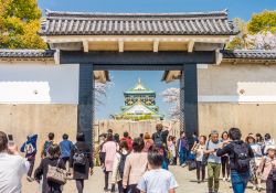 La torre principale del castello di Osaka vista dalla Porta Sakura, Giappone - © JoeyPhoto / Shutterstock.com