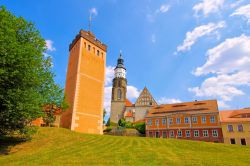 La torre rossa nel centro storico di Kamenz, borgo della Germania in Sassonia