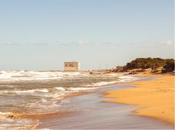 La Torre San Leonardo Pilone e la spiaggia sabbiosa della costa di Ostuni in Puglia.